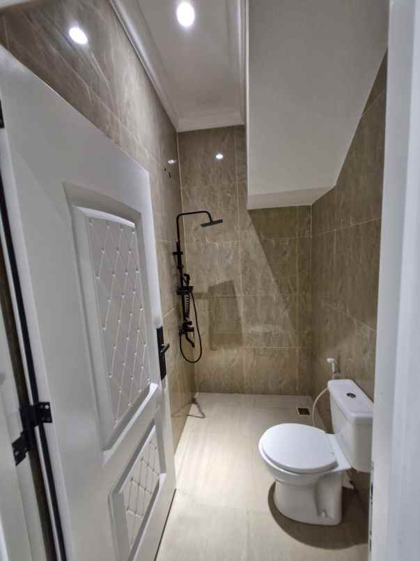 rumah baru modern klasik di joglo kembangan jakbar