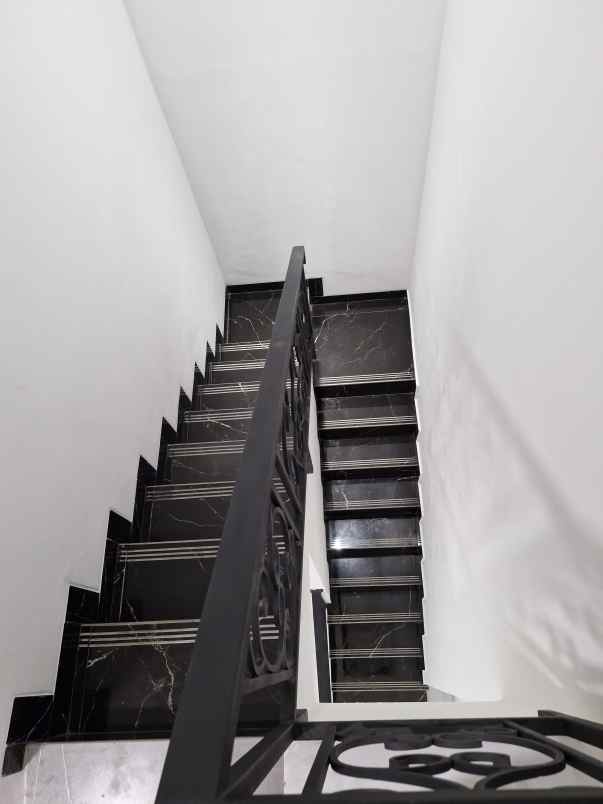 rumah baru modern klasik di joglo kembangan jakbar