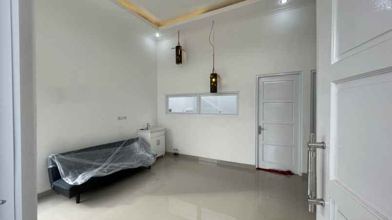 rumah bergaya modern tropical di purwakarta