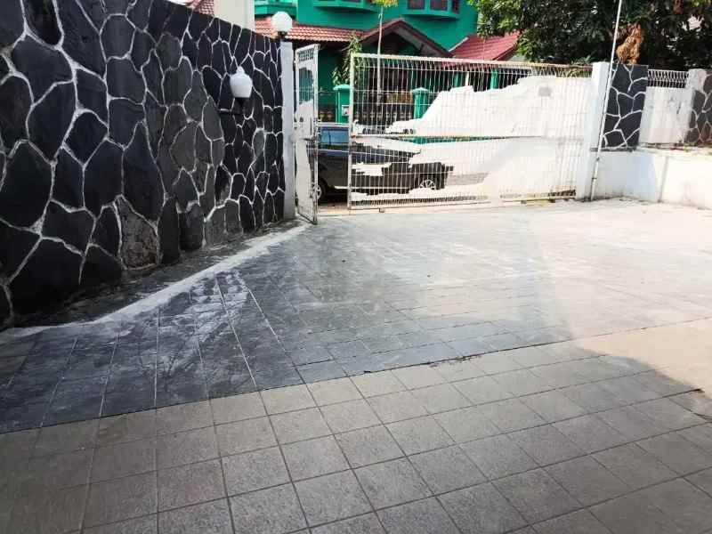 rumah besar halaman luas di perumahan bukit novo depok