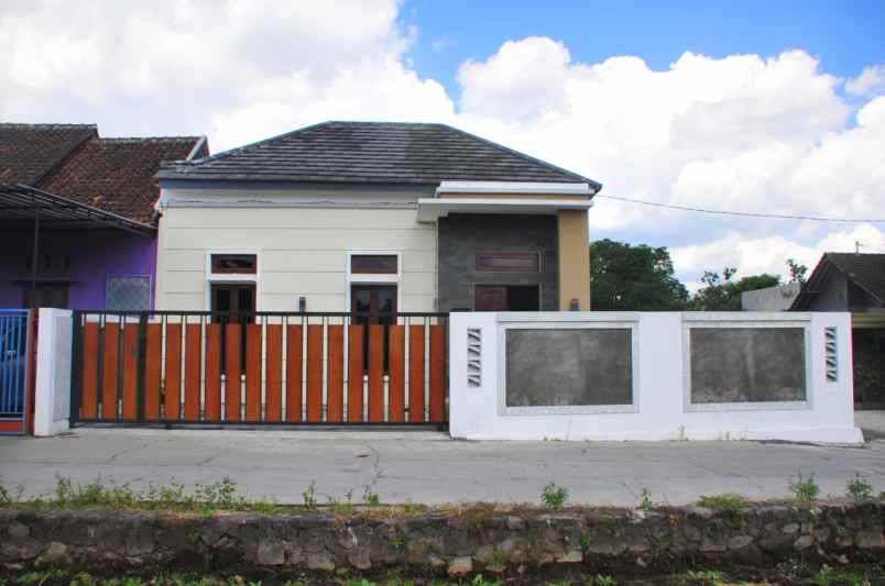 rumah cantik siap huni dengan view merapi di prambanan