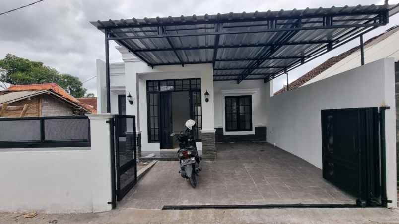 rumah cantik timur jl kaliurang km 12 5 sleman jogja