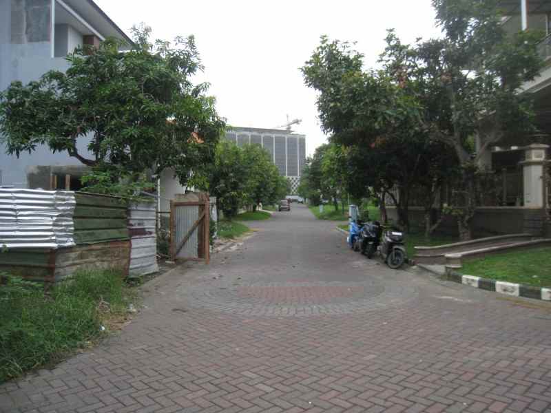 rumah dengan konsep villa di graha famili surabaya