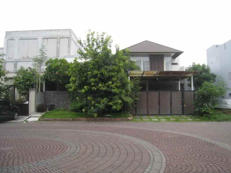 rumah dengan konsep villa di graha famili surabaya