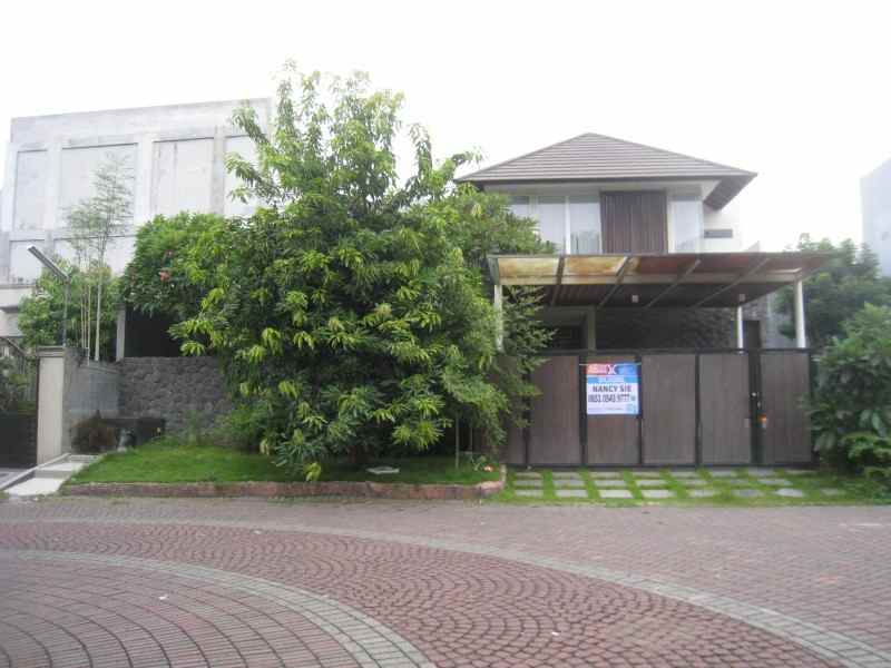 rumah dengan konsep villa di graha famili surabaya