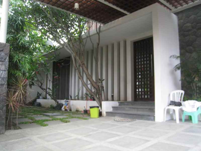 rumah dengan konsep villa di graha famili surabaya