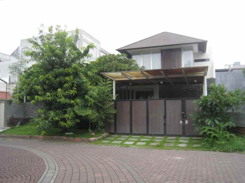 rumah dengan konsep villa di graha famili surabaya