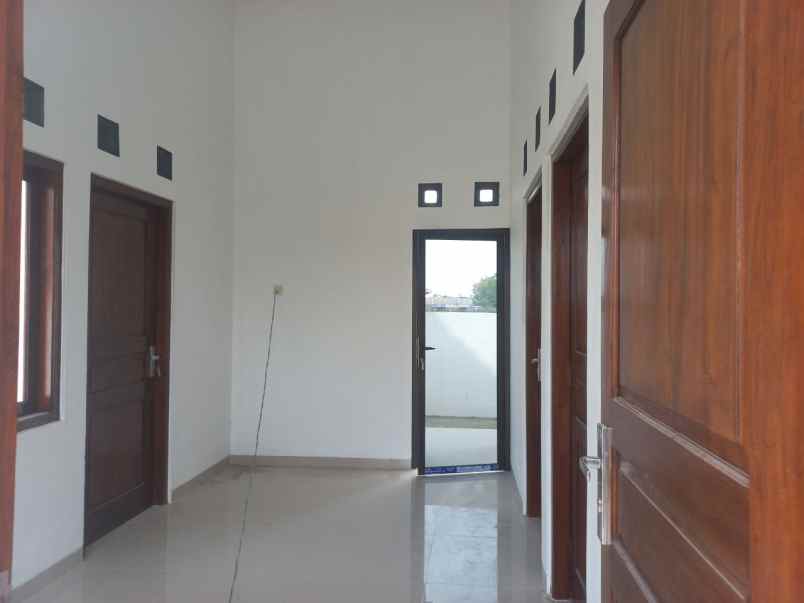 rumah dijual di selatan dr oen solo baru