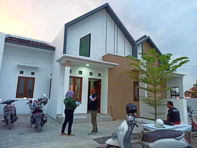 rumah dijual di selatan dr oen solo baru