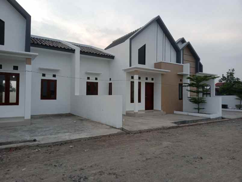 rumah dijual di selatan dr oen solo baru