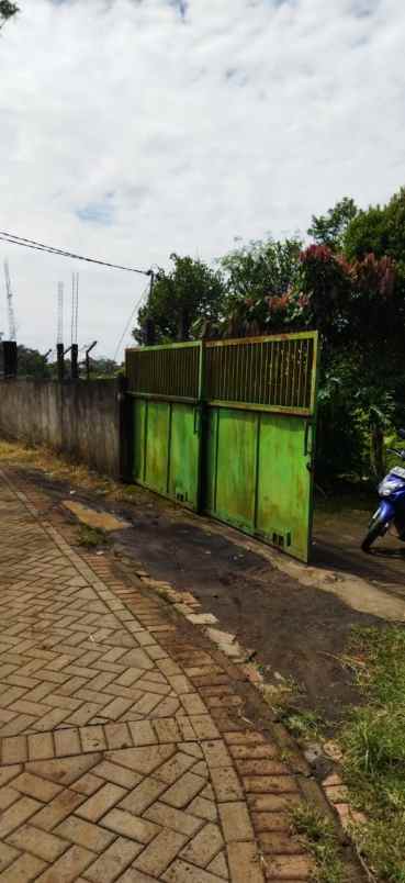 rumah halaman besar strategis di banaran bumiaji batu