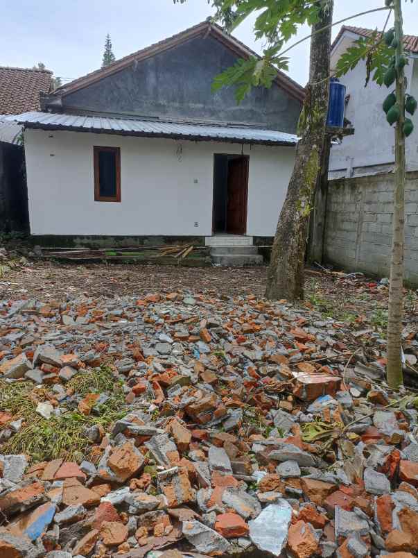 rumah huni dan ruang usaha di tepi jalan palagan km 13