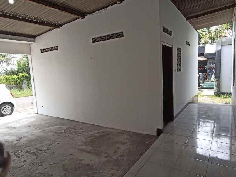 rumah huni dan ruang usaha di tepi jalan palagan km 13