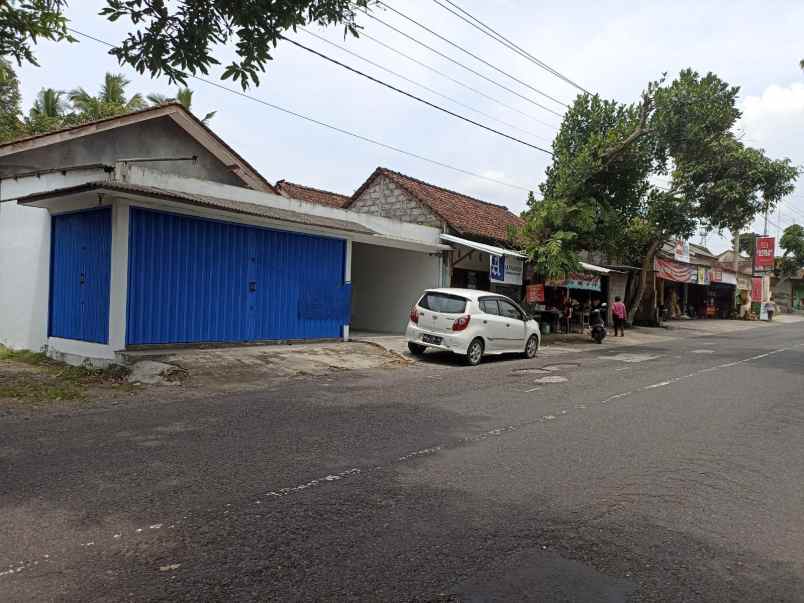 rumah huni dan ruang usaha di tepi jalan palagan km 13