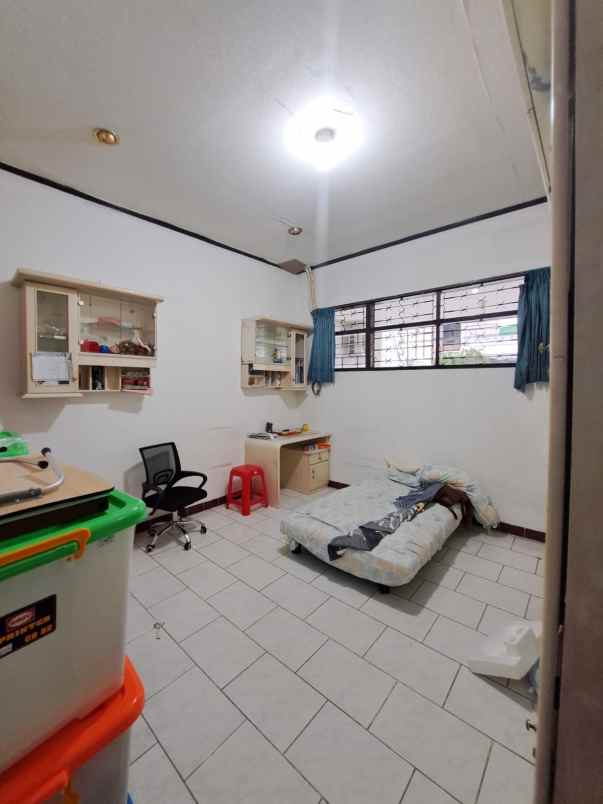 rumah lama terawat dekat sekolah nsa unair kampus b