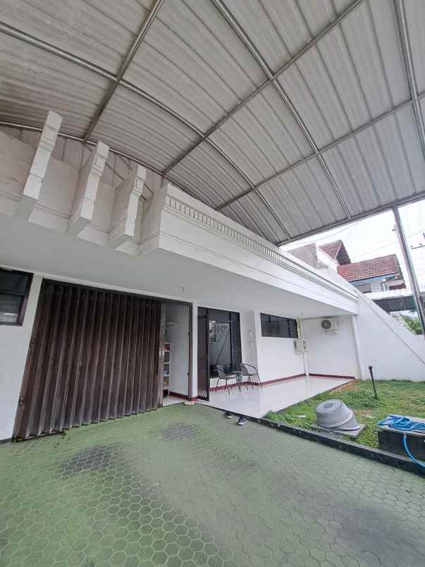 rumah lama terawat dekat sekolah nsa unair kampus b