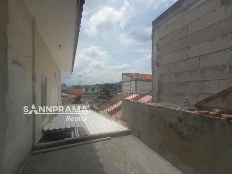 rumah luas 2 lantai lokasi strategis beji depok rihkus