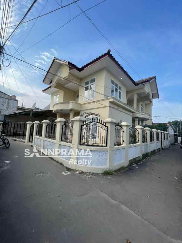 rumah luas 2 lantai lokasi strategis beji depok rihkus