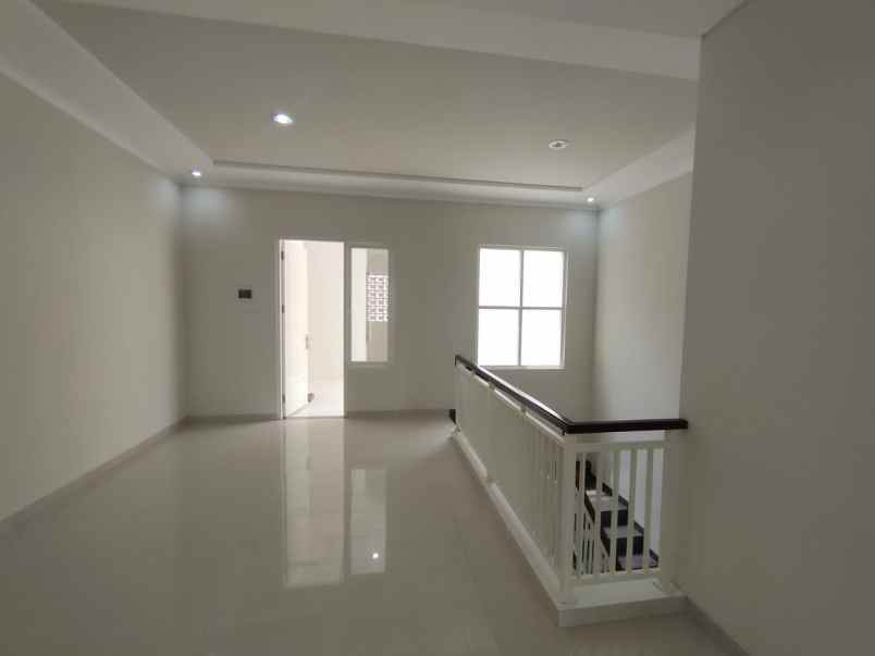 rumah manyar tirtoasri surabaya 2 lantai row 3 mobil