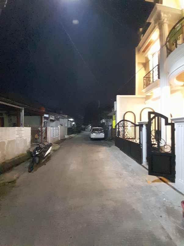 rumah mewah 3 lantai dalam komplek banyak fasilitas