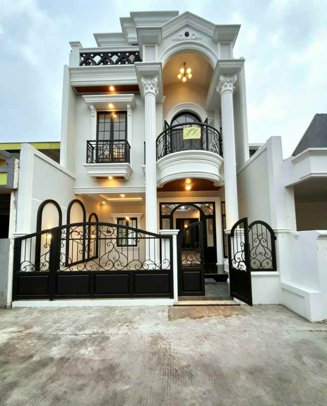 rumah mewah 3 lantai dalam komplek banyak fasilitas