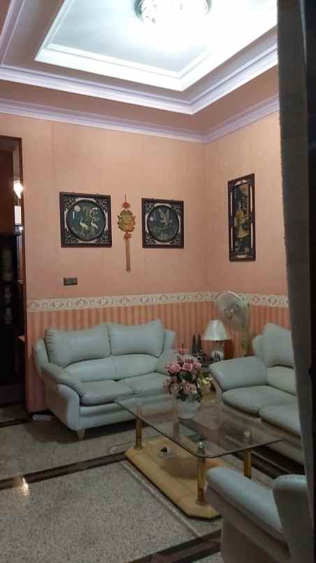 rumah mewah klasik raya jalan dharmahusada indah