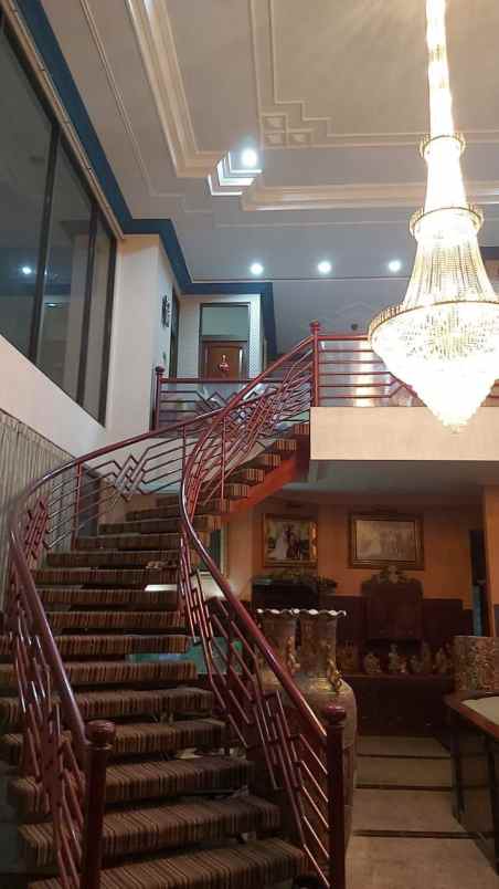 rumah mewah klasik raya jalan dharmahusada indah