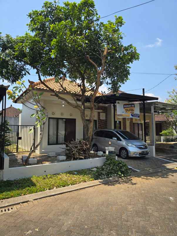 rumah minimalis modern teras bali mijen semarang