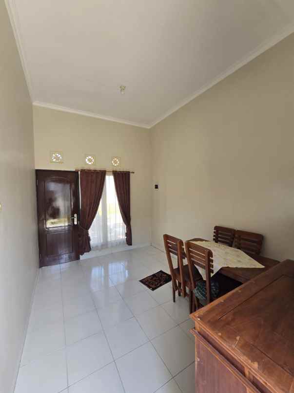 rumah minimalis modern teras bali mijen semarang