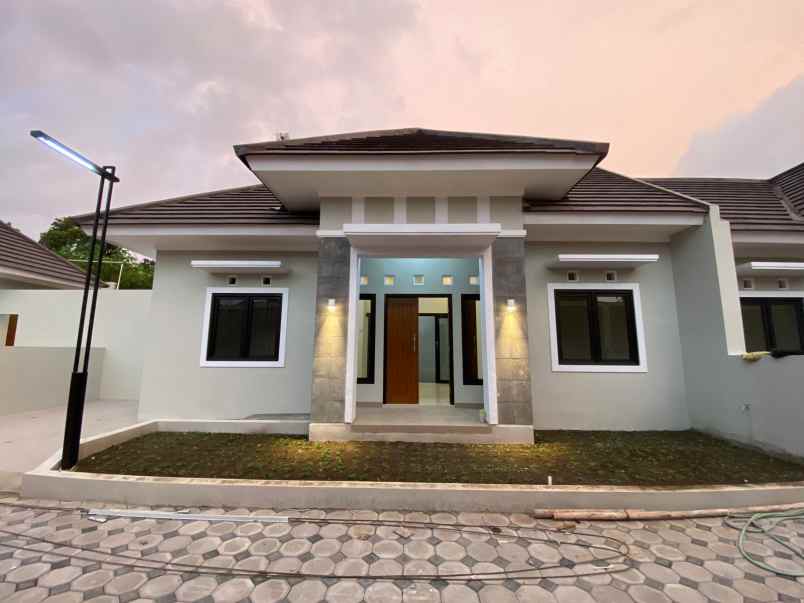 rumah modern 100 meter dari jalan utama jogja solo