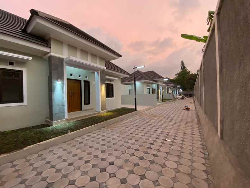 rumah modern 100 meter dari jalan utama jogja solo