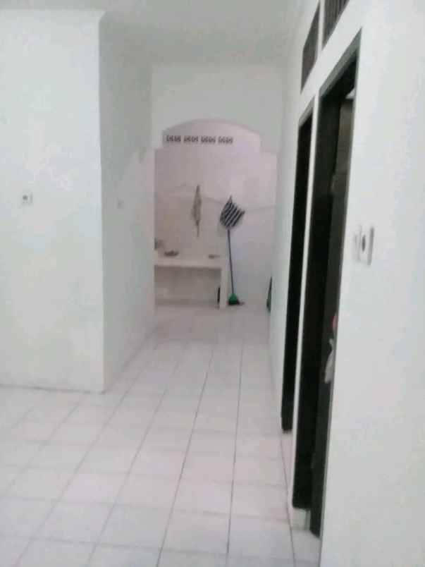 rumah pinggir jalan raya