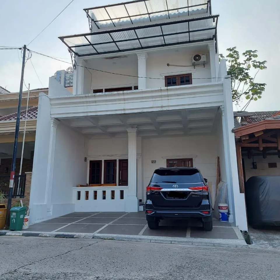 rumah second 3 lantai di pesona khayangan depok