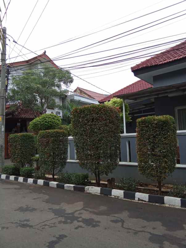 rumah secondary terawat dalam komplek perumahan