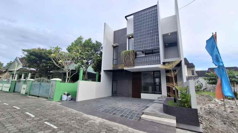 rumah siap huni 2 lantai di utara condongcatur sleman