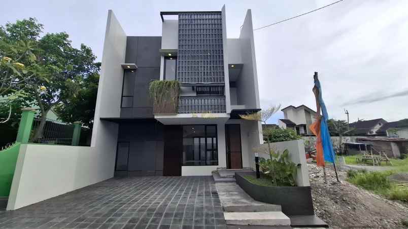 rumah siap huni 2 lantai di utara condongcatur sleman