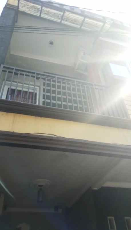 rumah siap huni 3 lantai