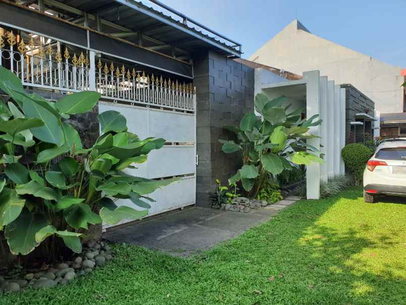 rumah terawat di jalan utama arcamanik endah