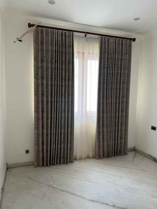 rumah villa sentra raya citraland marmer shm