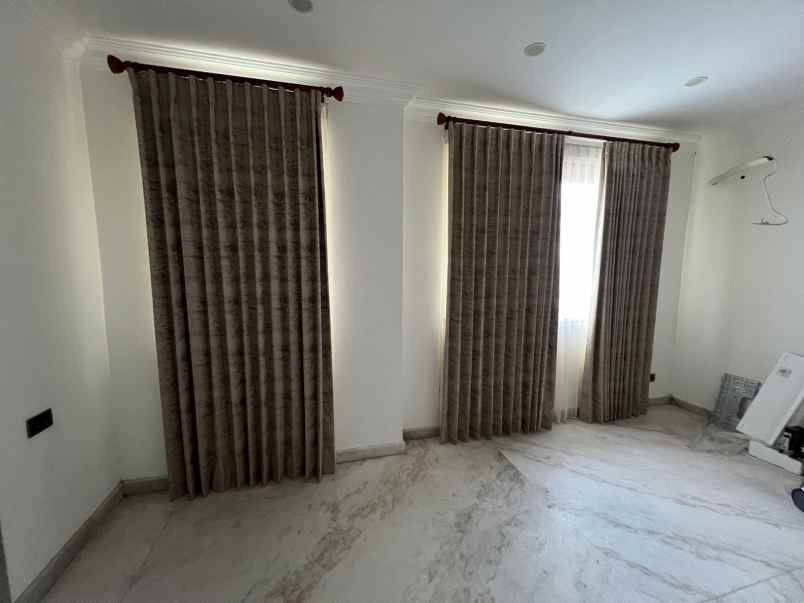 rumah villa sentra raya citraland marmer shm