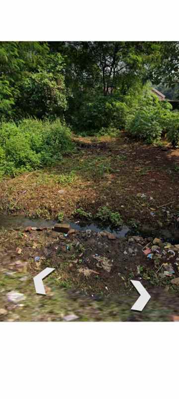 tanah pekarangan rata di pinggiran kota