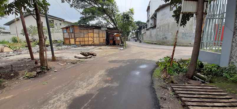 tanah terusan jalan holis