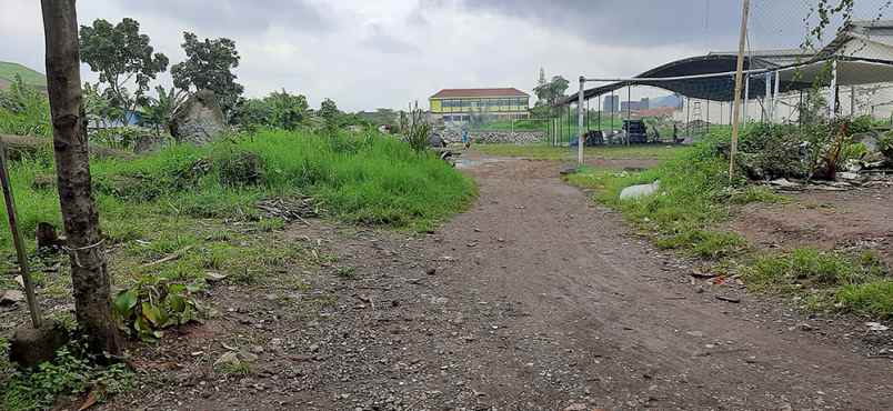 tanah terusan jalan holis