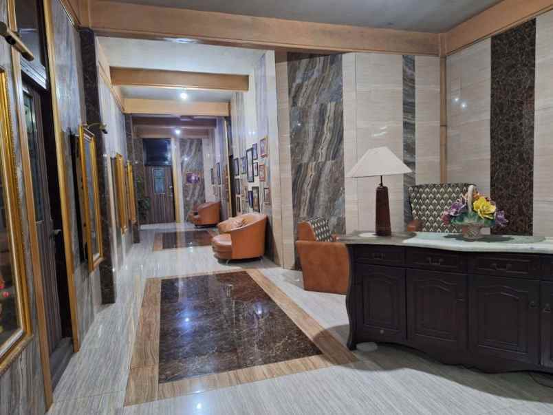 tempat usaha strategis di raya manyar hadap jalan raya