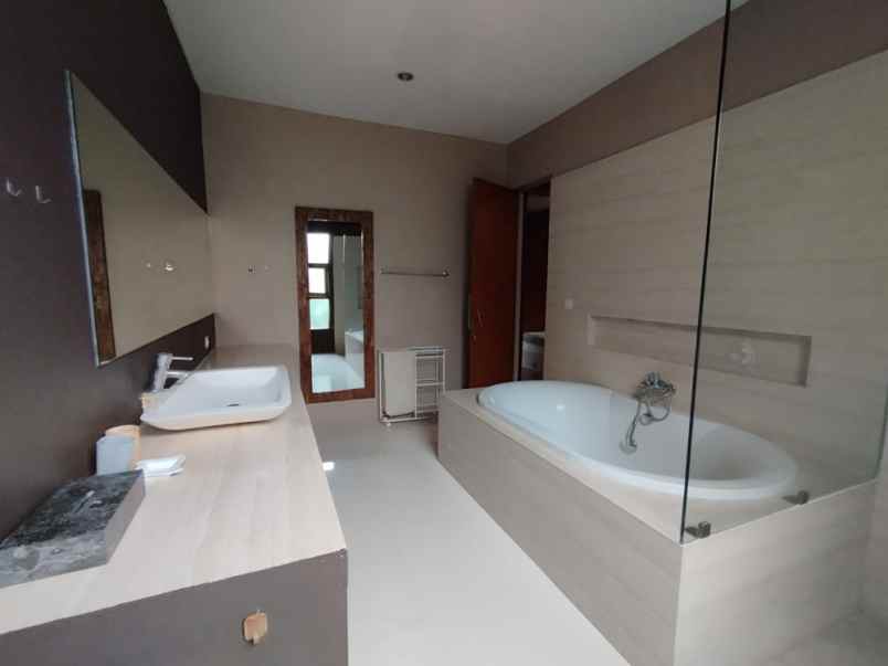 villa 2 lantai umalas kerobokan