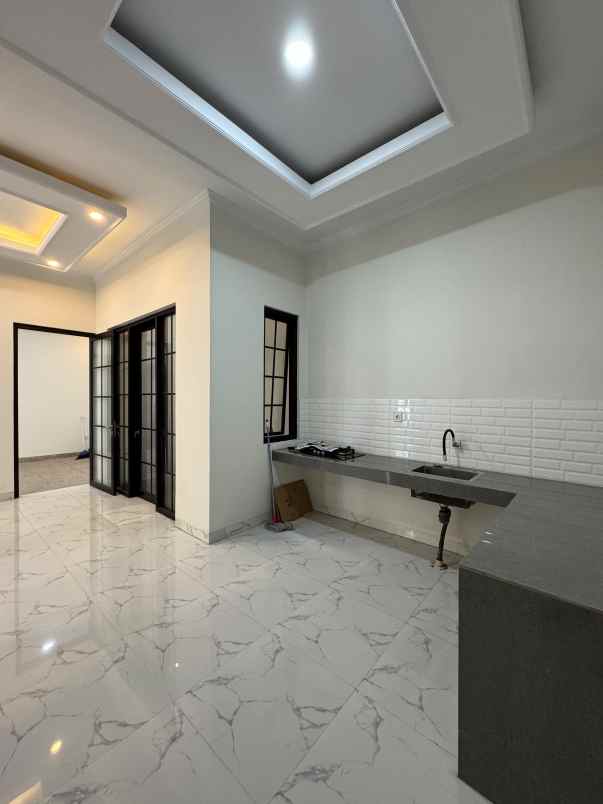 dijual rumah 2 lantai 700 an juta di mampang depok