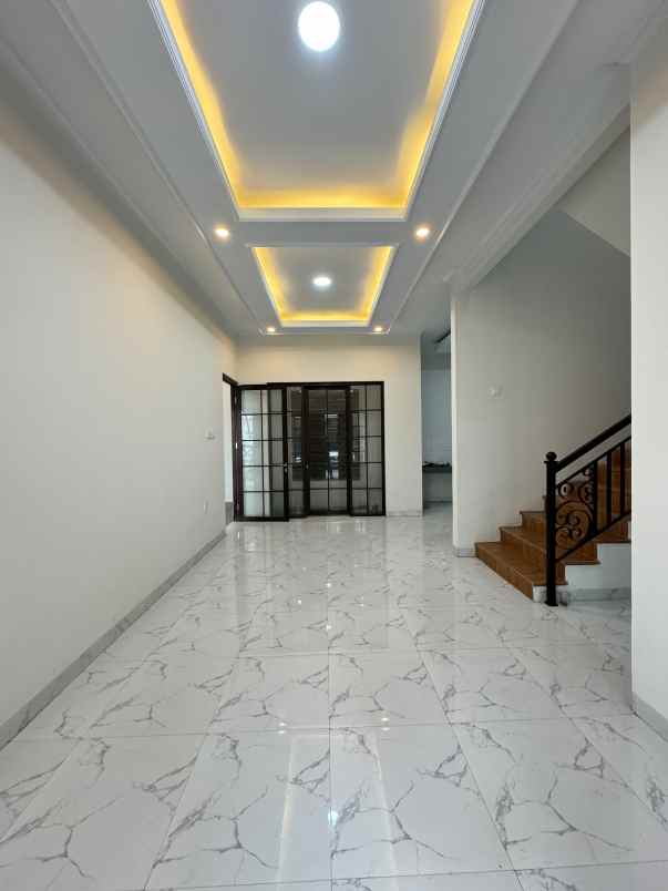 dijual rumah 2 lantai 700 an juta di mampang depok