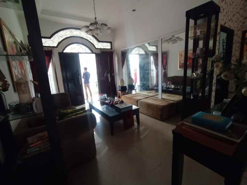 dijual rumah 2 lantai kolam renang sektor 9 bintaro