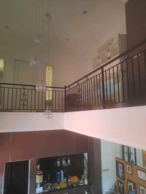 dijual rumah 2 lantai kolam renang sektor 9 bintaro