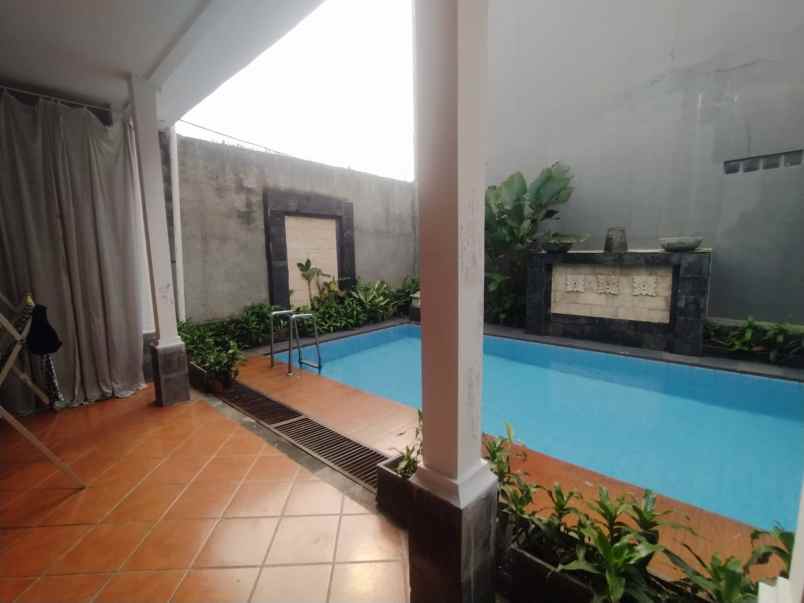 dijual rumah 2 lantai kolam renang sektor 9 bintaro